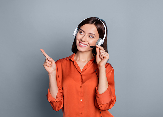 Fotografie: Žena s n&aacute;hlavn&iacute; soupravou a oranžovou blůzou &ndash; označuje pracovnici servisn&iacute;ho centra.